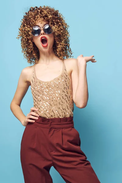 Mooie vrouw krullend haar emoties open mond modieuze kleding — Stockfoto