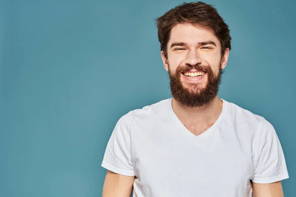 Emotionele man gebaren met handen levensstijl plezier wit t-shirt blauw geïsoleerde voorraad — Stockfoto