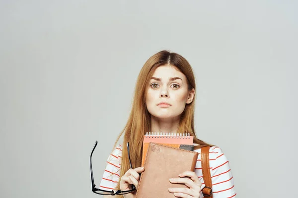 Κορίτσι με σημειωματάριο εκπαίδευση επιστήμη γυναίκα φοιτητής με σακίδιο πλάτης — Φωτογραφία Αρχείου