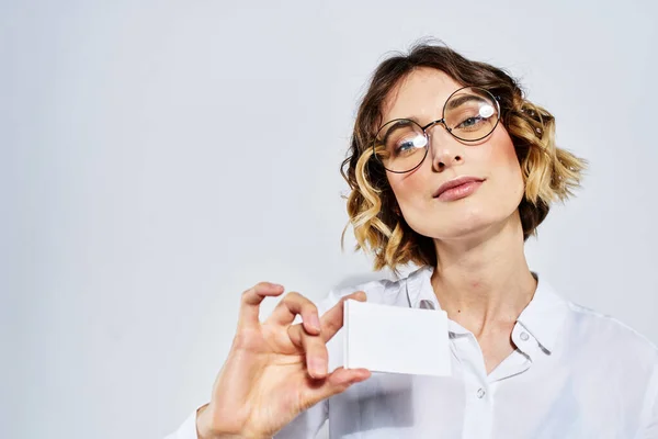 Donna d'affari con carta in mano luce sfondo carta di credito mockup — Foto Stock