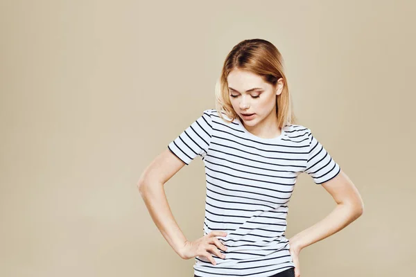 快乐的女人条纹T恤工作室米色背景生活方式的情感 — 图库照片
