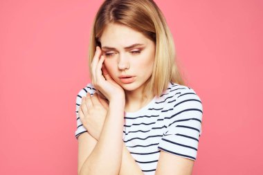 Sarı çizgili tişört duygu jestleri yüz ifadesinden hoşlanmadı pembe arka plan