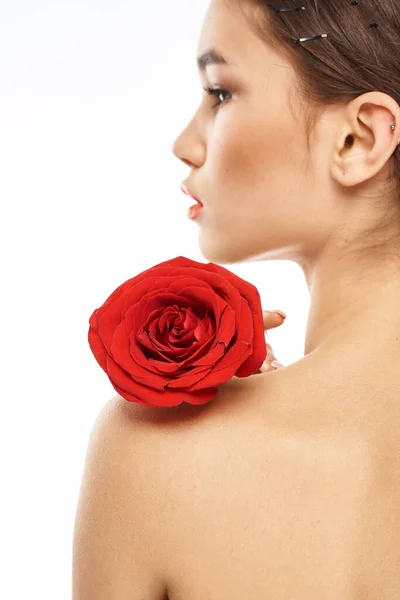Retrato de mujer con hombros desnudos rosa roja Maquillaje en la cara morena — Foto de Stock