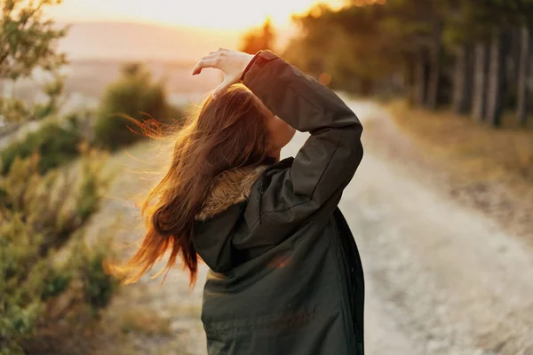 Kvinna natur resor turism livsstil frihet Solen är frisk luft — Stockfoto