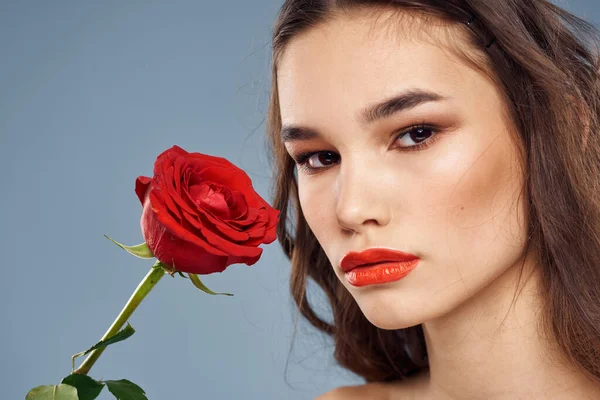 Femme avec une rose dans ses mains épaules nues soirée maquillage lèvres rouges — Photo