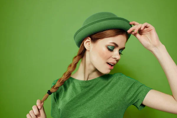 Donna felice con trifoglio il giorno di San Patrizio in abiti verdi e un cappello sulla testa gesticolando con le mani — Foto Stock