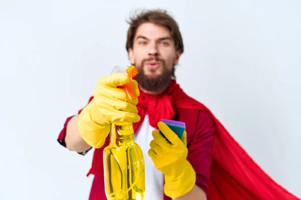 Mężczyzna z detergentem sprzątanie profesjonalny czerwony płaszcz przeciwdeszczowy przycięty widok na prace domowe — Zdjęcie stockowe