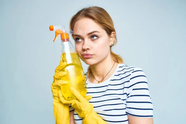 Женщина с моющим средством уборка по дому стиль жизни легкий фон — стоковое фото