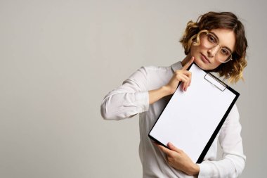 Gri arkaplan üzerine dosya klasörüne sahip iş kadını iş görüşünü kırptı