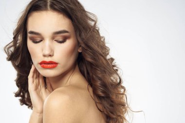 Kılıçlı, parlak makyajlı güzel bir kadın. Parlak bir arka planı var.