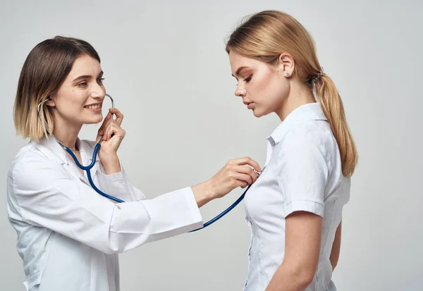 Professionell läkare med stetoskop hjärtslag patient hälsoarbete — Stockfoto