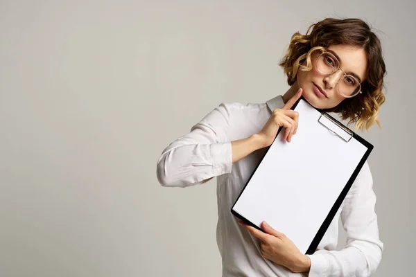 Obchodní žena se složkou dokumentů v rukou na šedém pozadí oříznutý pohled na práci — Stock fotografie