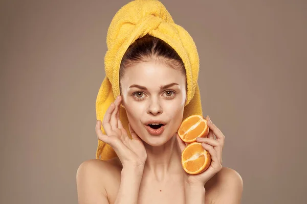 Fröhliche Frau mit Orangen in den Händen reinigen Haut-Wellness-Behandlungen — Stockfoto