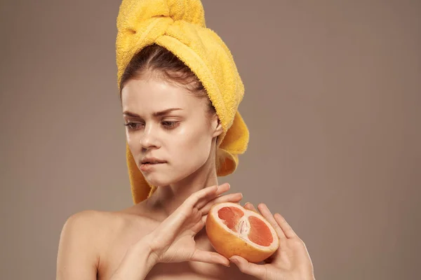 Mulher bonita desnudou ombros toranja na mão cosméticos naturais vitaminas — Fotografia de Stock