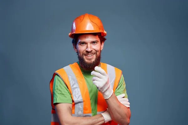 작업복을 입은 남자는 건설 기사이다. 프로페셔널 오렌지 하드 햇 — 스톡 사진