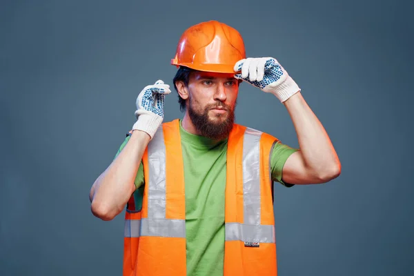 감정적 건축가가 제복을 입은 주황색 헬멧 안전 제작 전문가 — 스톡 사진