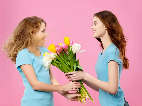 Mãe e filha um buquê de flores como um feriado do presente diversão alegria do dia das mulheres da família — Fotografia de Stock