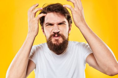 El kol hareketleri yapan sakallı bir adam stüdyo yaşam tarzı hoşnutsuz sarı arka plan