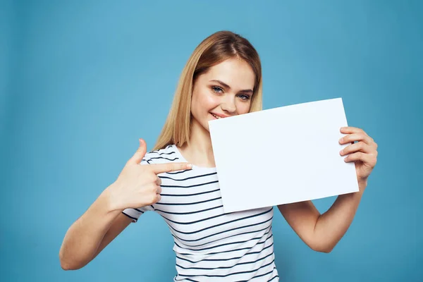 Emotionele vrouw met een vel papier in haar handen lifestyle close-up blauwe achtergrond Copy Space — Stockfoto