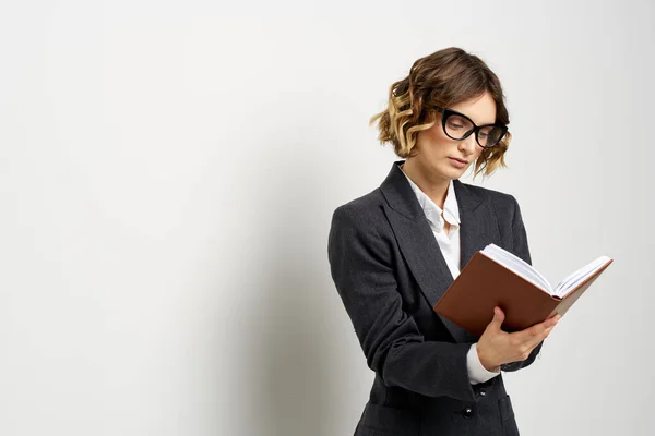 Selbstbewusste Geschäftsfrau im Anzug gestikuliert mit Händen im Hintergrund — Stockfoto