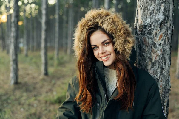 Doğa turizminde gülümseyen kadın, bir ağacın yanında yaşam biçimi olarak. — Stok fotoğraf