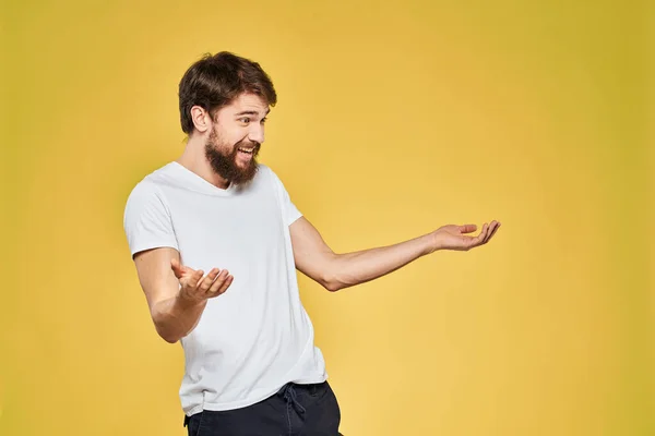 Hombre gesto con las manos emociones estilo de vida blanco camiseta amarillo aislado fondo — Foto de Stock