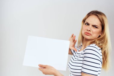 Elinde bir kağıt tutmakta olan kadın yaşam tarzı çizgili tişört kırpılmış görünüm kopyalama alanı