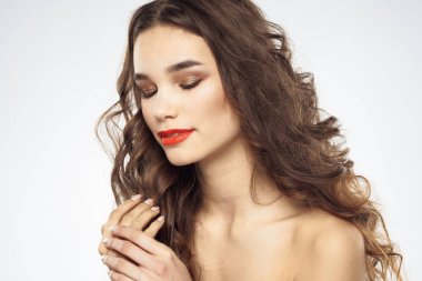 Çıplak omuzlu zarif bir kadın. Kırmızı dudaklar. Çekici görünüyor.