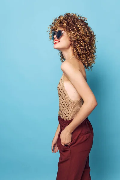 Mujer emocional pelo rizado Sonrisa labios rojos ropa de moda — Foto de Stock