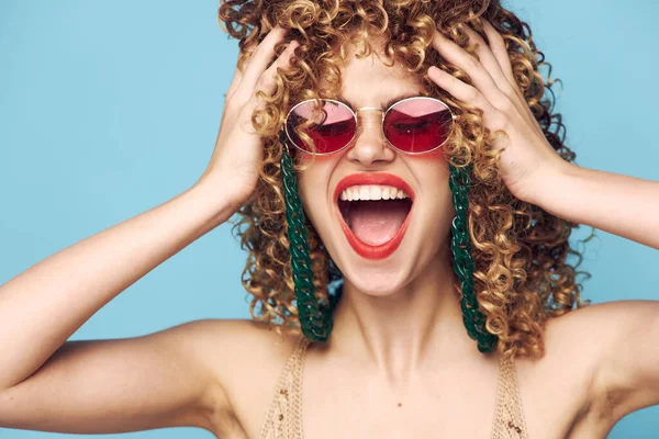 Donna allegra Le emozioni si aggrappano ai capelli ricci occhiali da sole a bocca aperta — Foto Stock