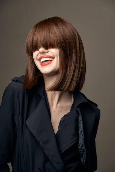 Vista lateral romántica mujer europea apariencia negro abrigo — Foto de Stock
