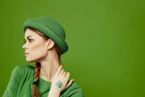St patricks giorno felice donna verde t-shirt cappello trifoglio vacanze divertimento — Foto Stock