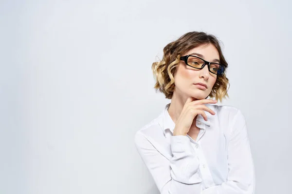 Donna affari finanza occhiali lavoro ufficio luce sfondo ritratto modello — Foto Stock