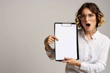 Gri arkaplan üzerine dosya klasörüne sahip iş kadını iş görüşünü kırptı