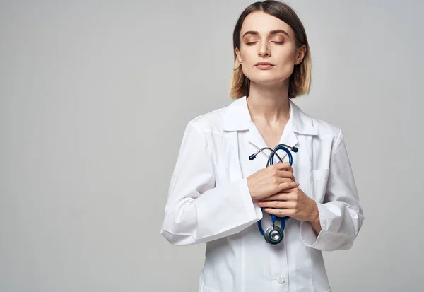 Tıp önlüklü profesyonel bir doktor elinde steteskop tutuyor. — Stok fotoğraf