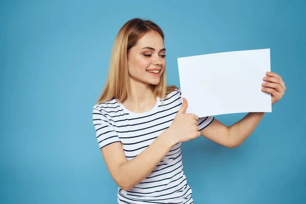 Femme émotionnelle tenant une feuille de papier dans ses mains style de vie close-up fond bleu Espace de copie — Photo