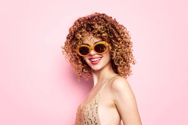 Привлекательная женщина желтые очки в рамке и красивая улыбка яркий макияж — стоковое фото