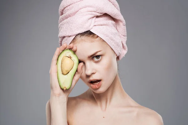 Mulher alegre com uma toalha na cabeça Vitaminas de pele saudáveis abacate e tratamentos de spa — Fotografia de Stock