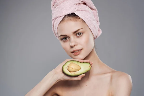 Mulher alegre com toalha na cabeça tratamentos de spa frutas exóticas — Fotografia de Stock