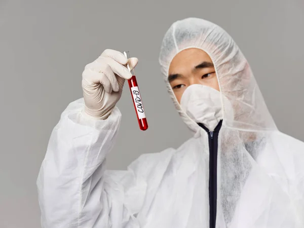 Чоловіча лабораторна діагностика аналізує епідемію коронавірусу — стокове фото