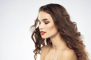 Kılıçlı, parlak makyajlı güzel bir kadın. Parlak bir arka planı var.