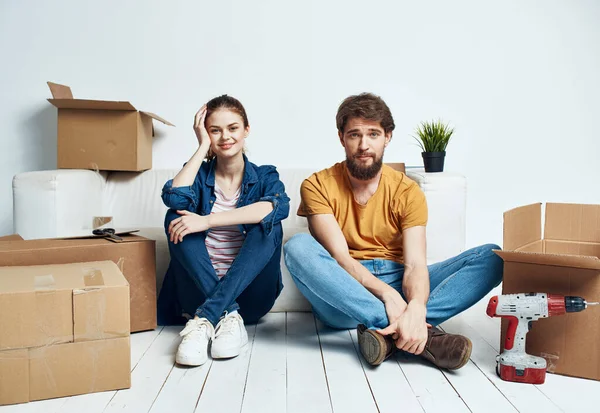 Hombre y mujer con cajas vacías Mudándose a un apartamento interior — Foto de Stock