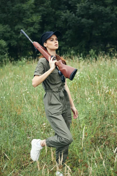 여성, 어깨에 팔을 두르고 여행하는 녹색 작업복 — 스톡 사진