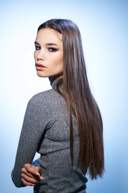 Güzel, esmer, zarif, parlak makyajlı, çekici bir stüdyo.