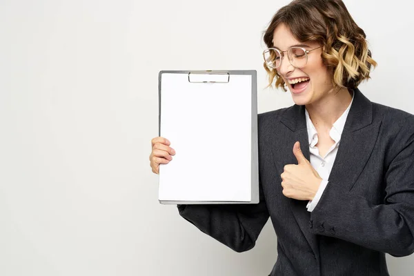 Femme d'affaires avec un dossier de documents sur un fond clair vue recadrée et costume chemise — Photo
