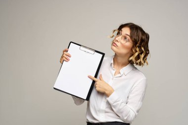 Gri arkaplan üzerine dosya klasörüne sahip iş kadını iş görüşünü kırptı