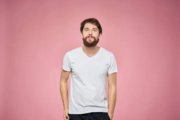 Carino barbuto uomini bianco t-shirt studio rosa isolato sfondo — Foto Stock