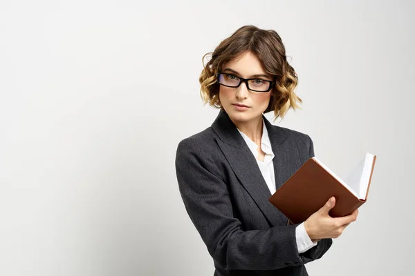Bizneswoman w klasycznym garniturze z notatnikiem w ręku i okularami na twarzy Copy Space — Zdjęcie stockowe