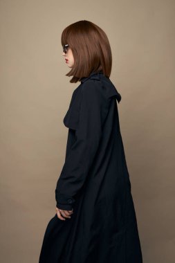 Gülümseyen kadın şık giyiniyor. Gülümseyen stüdyo. 