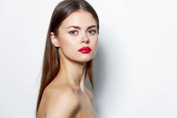 Mulher ombros nus atraente pele clara olhar lábios vermelhos — Fotografia de Stock